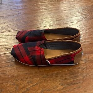 GUC Toms Red and Black Casual Womens Shoes Size 8